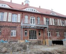 Der Balkon an der Rückfront ist errichtet Am 21.10.2012 wird der Schlossbalkon an der Rückfront des Hauses errichtet. Der Balkon ist dem Terrassenmuster angepasst und hat traditionell auch wieder Jugendstilelemente im Balkongeländer.