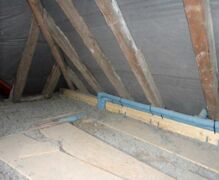 Arbeiten am Dachstuhl und die Wärmeisolation Der Dachstuhl erhält an einigen Stellen eine Verstärkung infolge der höheren Dachlast. Der Dachboden wird isoliert und so für eine spätere Nutzung für Freizeitanlagen vorbereitet.