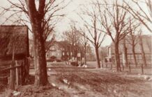 Die Zufahrt von der Pütnitzer Straße rechts ein Stallgebäude ca.1920