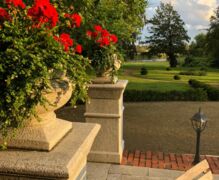 Blick auf die Terrasse und den Park des Schlosses