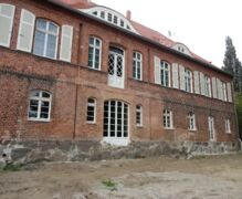 Das Gutshaus kurzzeitig ohne Terrasse Für die Geschichte des Gutshauses sicherlich ein historischer Moment, das Haus ab Anfang September 2012 ohne Terrasse. Ein kurzer Übergang bis die Fundamente der neuen Terrasse gegossen sind.