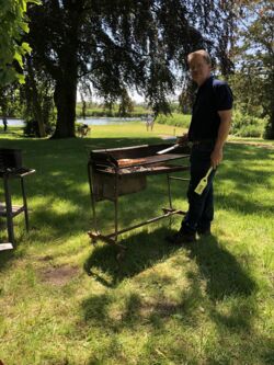 Nikolaus von der Lühe als Grillmeister zur MittsommerRemise 2019