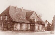 Wirtschaftshaus 1925 mit Vorbau, Gaube und Balkon erweitert