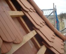 18.12.2011 - Detail zur Biberschwanzeindeckung. Die Eindeckung des Gutshauses. Das Dach erhält eine Biberschwanzeindeckung, die dem historischen Vorbild entnommen ist und für die nächste 200 Jahre Bestand haben wird.