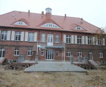 Die Terrasse ist fertig Der Anbau der neuen Terrasse ist fertig gestellt und fügt sich gut in die gesamte Hinterfront des Gutshauses ein.