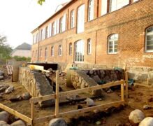 Das Feldsteinfundament für die Terrasse In annähernd der gleichen Größe wird das Fundament der neuen Terrasse mit Feldsteinen aufgebaut. Die Oberfläche der Terrasse wird die bereits erwähnten chinesischen Granitplatten haben. Auf der Terrasse steht dann d