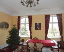 Das Wohnzimmer der Gutsfamilie Wohnzimmer in der FeWo "Platane" Die Ferienwohnung "Platane" der Gutsfamilie von der Lühe ist fertig eingerichtet und wurde Weihnachten 2012 durch die Gutsfamilie eingeweiht.