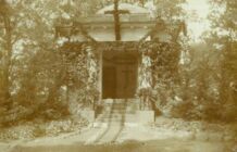 Erbbegräbnis im Park des Gutes um 1925