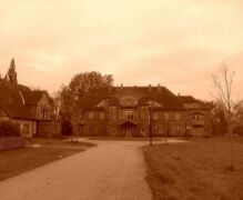 The manor house prior to restoration In 2011 still used as sozial welfare housing