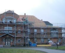 12.12.2012 - Die Dacherneuerung. Das Gutshaus wird komplett eingerüstet, Ansicht der Gutshausrückfront. Dacheindeckung. Das Dach als Kernstück des Gutshauses wird erneuert