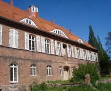 Die neuen Gutshausfenster mit Fensterladen. Der Einbau der Gutshausfenster war einer der Hauptarbeiten zur Gestaltung der Gutshausfassade. Die Fenster und die Fensterläden an der Gutshausrückseite sind als Einheit betrachtet dem historischen Vorbild nache